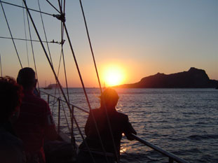 excursion en bateau dans la kaldera